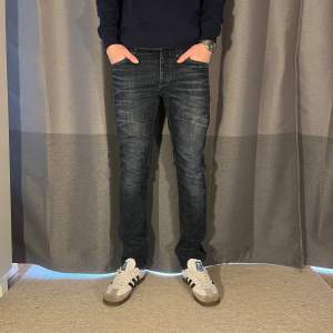 Tja! Säljer detta riktigt schyssta paret Jack&Jones jeans!| Modell: Clark/ regular fit | Nypris runt 900kr, vårt pris 199kr!| Pris går alltid att diskutera!|Vid minsta fundering tveka inte att kontakta oss via pm! //JeansLabbet                     