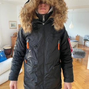 Alpha Industries Vinterjacka - Alpha Industries PPS N3B black/orange vinterjacka i storlek M.  Sparsamt använd och inköpt förra säsongen. Nypris: 3799kr 