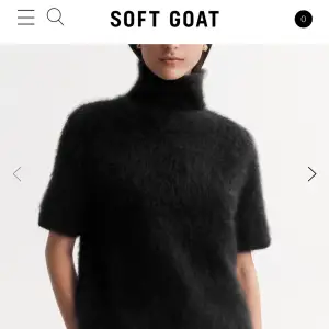 Säljer en lyxig och mjuk svart kortärmad polotröja i borstad kashmir från Soft Goat. Perfekt för både vardag och fest med sin eleganta design och bekväma passform. Tidigare känd som Cuddle Turtleneck. Ett måste för garderoben! 🖤Helt ny, med returlapp kvar. Nypris 2895kr - perfekt julklapp! 