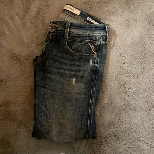 Blå jeans från Replay - Säljer ett par snygga Replay Anbass jeans i blått. De har en slim fit passform och är i mycket bra skick. Ny pris 1800 