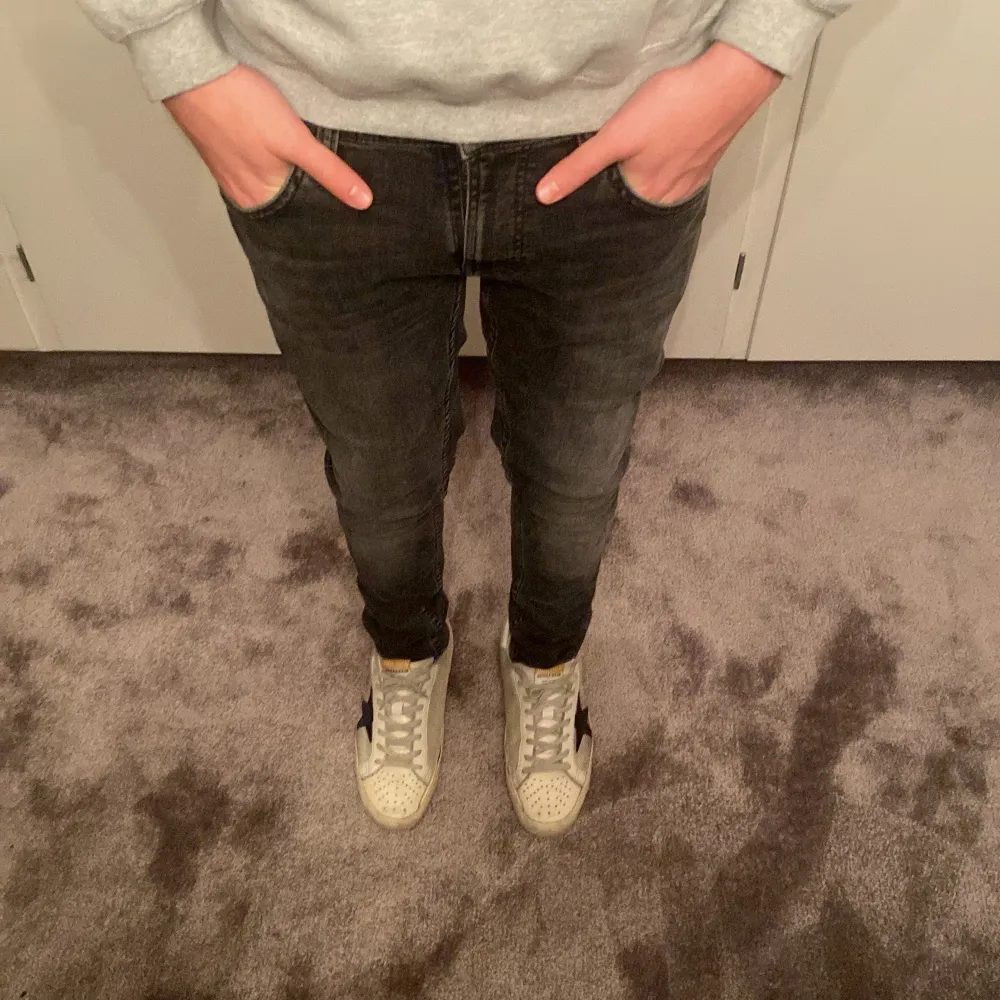 Säljer ett par mörkgråa jeans från Nudie Jeans i storlek 30/32. De är tillverkade av ekologisk bomull och har en snygg slim passform. Modellen är tight terry och sitter perfekt, skriv ang funderingar!👍. Farkut & Housut.