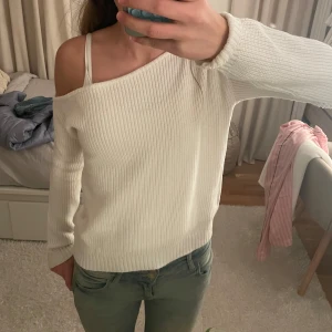Vit stickad offshoulder-tröja från Even&Odd - Säljer en superfin vit stickad offshoulder-tröja från Even&Odd. Perfekt för både vardag och fest! Den har en avslappnad passform och långa ärmar. Tröjan är i mycket bra skick och passar perfekt till jeans eller kjol. 🧡