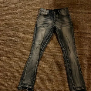 Flared jeans  - Har använt dom Max 3 gånger är i perfekt skick och skit snygga. Storleken är 30 30 som motsvarar xs eller s passar mig som har s