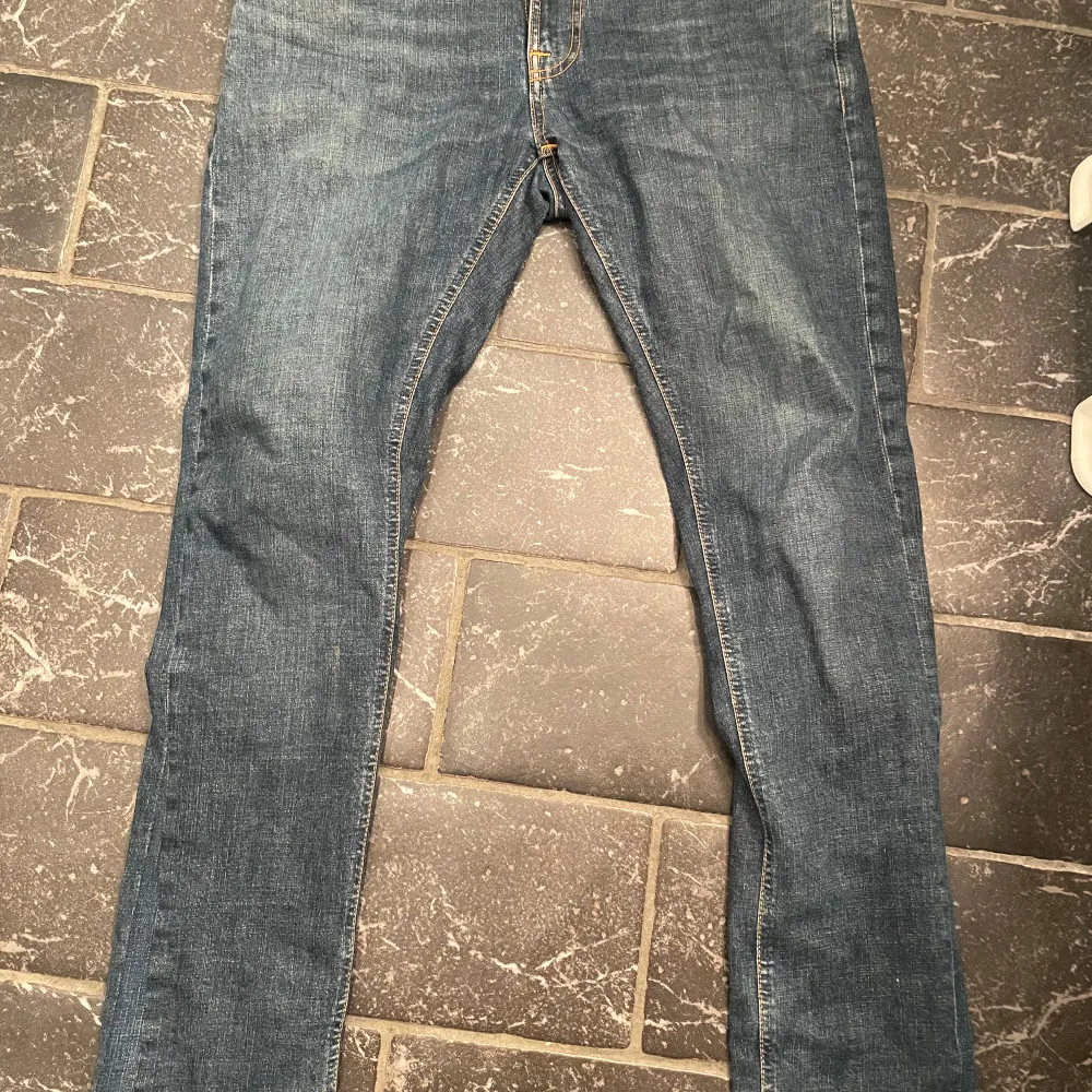 Säljer ett par Nudie Jeans Tight Terry i modellen Dark Symbol. De är i bra skick men utsydda vid anklarna, skulle kunna jämföras med nudie modellen grim tim.. Jeans & Byxor.