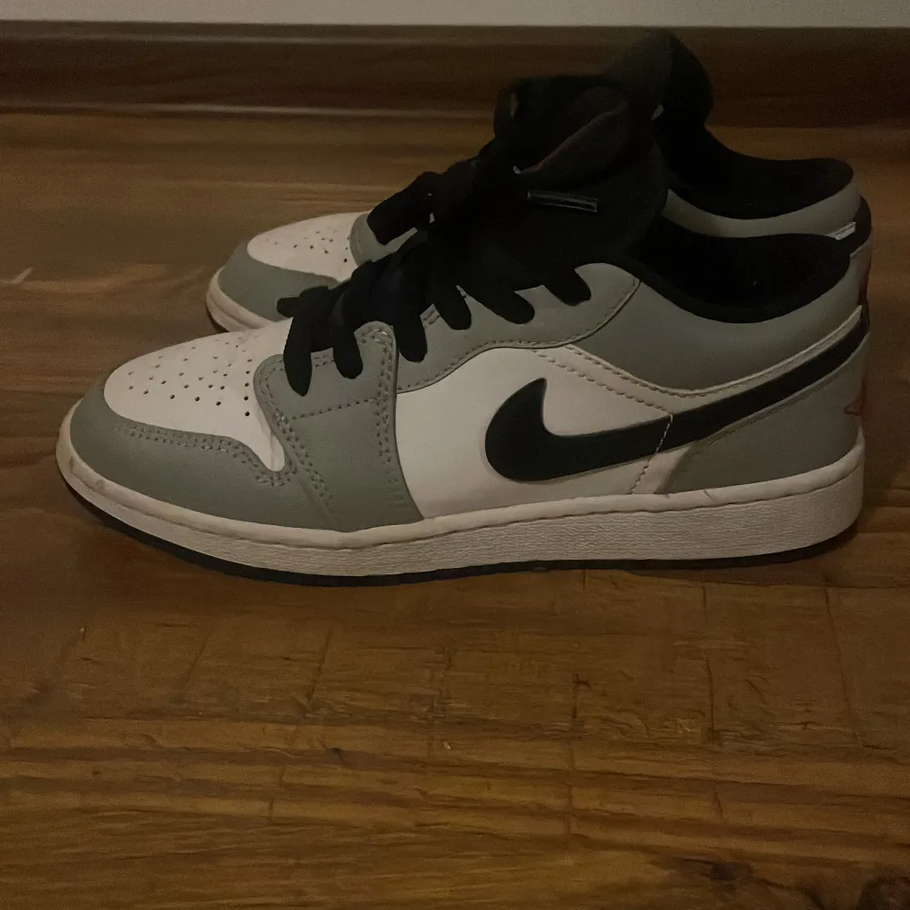 Säljer ett par Nike Air Jordans i färgen Smoke Grey. De är i lågt utförande med svart snörning och en enkel design. Storlek 36. Skorna är i mycket bra skick och kommer med originalkartong. Endast använda ett fåtal gånger. Köpt från merchsweden.                                  Nypris på hemsida: 4 499.                                              Priset går att diskuteras. Skor.