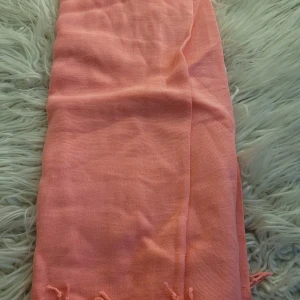 Rosa halsduk med fransar - Säljer en superfin rosa halsduk med fransar i ändarna. Den är mjuk och perfekt för att hålla sig varm under kyliga dagar. Passar både till höst och vår. Perfekt accessoar för att liva upp vilken outfit som helst! 💖