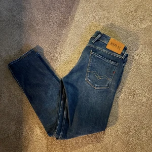 Blå jeans från Replay med slitningar - Replay Anbass jeans med slitningar. Knappt använda, så mycket mycket bra skick! Nypris runt 1900kr.