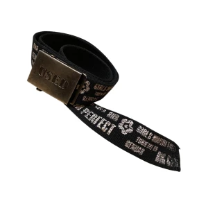 Svin snyggt bälte - Ett svin snyggt bälte!! 115cm långt. Lite nött då texten har slitits bort litegrann men man ser den fortfarande ganska tydligt. Metallbiten som ska sitta längst fram är bort som du kan se på bilderna. I helhet skulle jag säga 5/10 i skick. Bara att skriva vid frågor! Använda gärna köp nu.