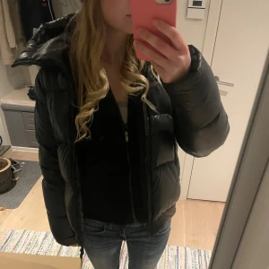 Vinterjacka - Vinterjacka från peak performance, superbra skick förutom ett litet hål på ena armen vilket är lagat 