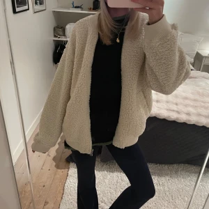 Beige teddyjacka - Mysig teddyjacka! Perfekt för höst och vinter☺️