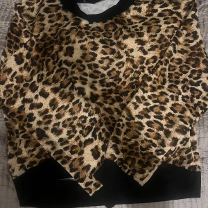 Leopardmönstrad tröja från My Love - säljer en tröja i leopardmönster🐆tröjan har aldrig använts och är i god skick. den är i storlek L men jag själv som bär Xs och S kan använda den som en lite oversized tröja.