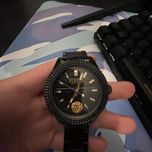 Versace klocka - Det är en svart versus versace klocka tror den såldes limiterad eftersom jag inte hittar den nånstans. Gick till en smed och dem sa att den ligger runt 7000. Inga skador på den möjligtvis några små små repor. Kan prutas mycket om de e snabb affär.