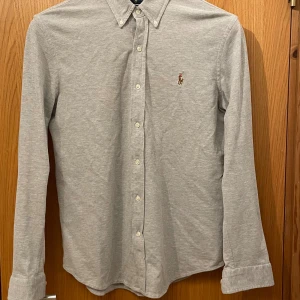 Ralph Lauren skjorta - Hej! Skjortan är i väldigt bra skick, nästan som ny. Det finns inga hål eller fläckar eller andra defekter. Det är storlek L men passar även M. Hör av er om ni undrar något annat. Mvh Felix.