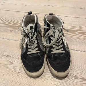 Golden goose - Golden goose skor, med glitter på sidorna och en stjärna. Väl använda. 