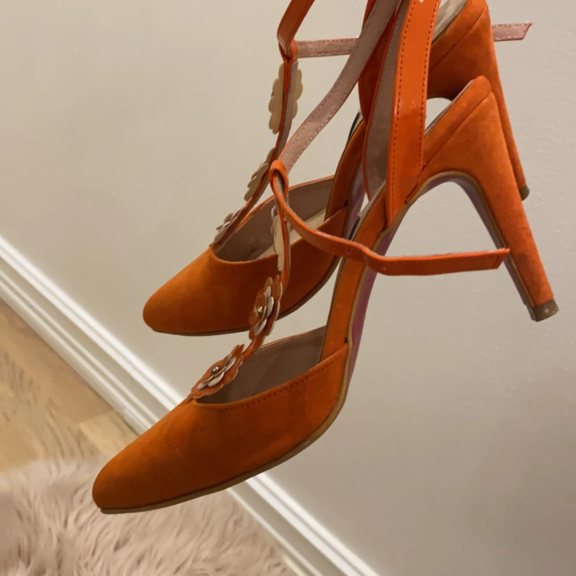 Orange klackskor med blommiga detaljer - 93