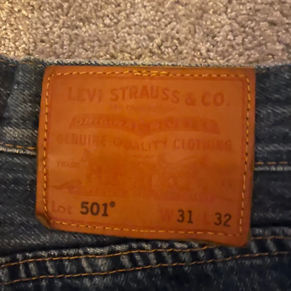 Säljer ett par klassiska Levi's 501 jeans i mörkblå denim. De har en rak passform och är i bra skick. En liten defekt men ingenting som syns när de sitter på. . Jeans & Byxor.