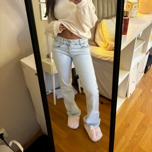 Ljusblå jeans - Säljer ett par ljusblå jeans i mycket bra skick då de inte kommit till användning alls mycket. Det är mid waist strl 36🤗 