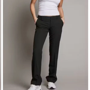 Lågmidjade kostymbyxor  - Lågmidjade från bikbok! Sitter super fint och är lite längre i benen 😍nypris: 499kr