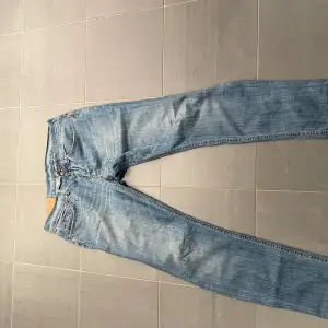 Säljer ett par klassiska dondup jeans i storlek 32W mitt pris 949kr| ny pris 7000kr