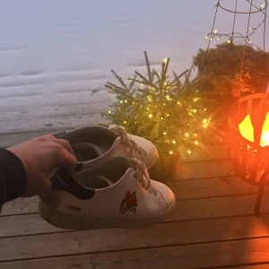 Arigato x Keith Haring skor - Ett par stilrena Arigato skor, i relativt bra skick. Skorna är köpta nya för 2600 kronor, och är i 7,5/10 skick. Storlek på skorna är 45. Hör gärna av dig vid intresse eller funderingar! 