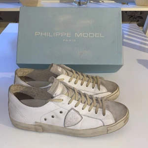 Philippe Model sneaker 44 - Säljer ett par vita sneakers från Philippe Model i grymt skick. Säljer dem då jag är intresserad av att köpa ett par andra sneakers. Priset är ej hugget i sten så kom gärna med prisförslag. Nypris 4399kr & box ingår