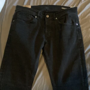 Dondup slim  - Säljer ett par svarta dondups i jätte fint skick då jag inte kan ha de längre. Modellen är Dondup george slim och storleken är 32. Tveka inte att höra av er vid frågor eller funderingar. Kan gå ner i pris vid snabb affär