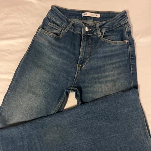 Zara jeans - Mid/highwaist jeans från Zara. Stl 36 🤩
