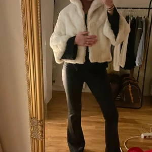 PÄLSJACKA  - Säljer min otroliga trekvartsärmad pälsjacka från Frankrike, storlek s. Inga anmärkningar! 💕💋💋🩷🩷
