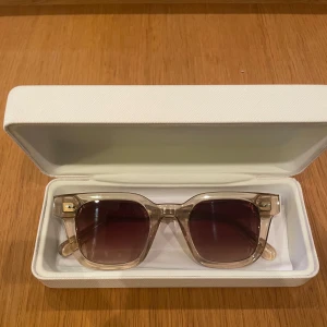 Transparenta solglasögon från CHIMI - Säljer ett par snygga CHIMI 04 Ecru som inte längre kommer till användning. Glasögonen är i väldigt bra skick och är sparsamt använda