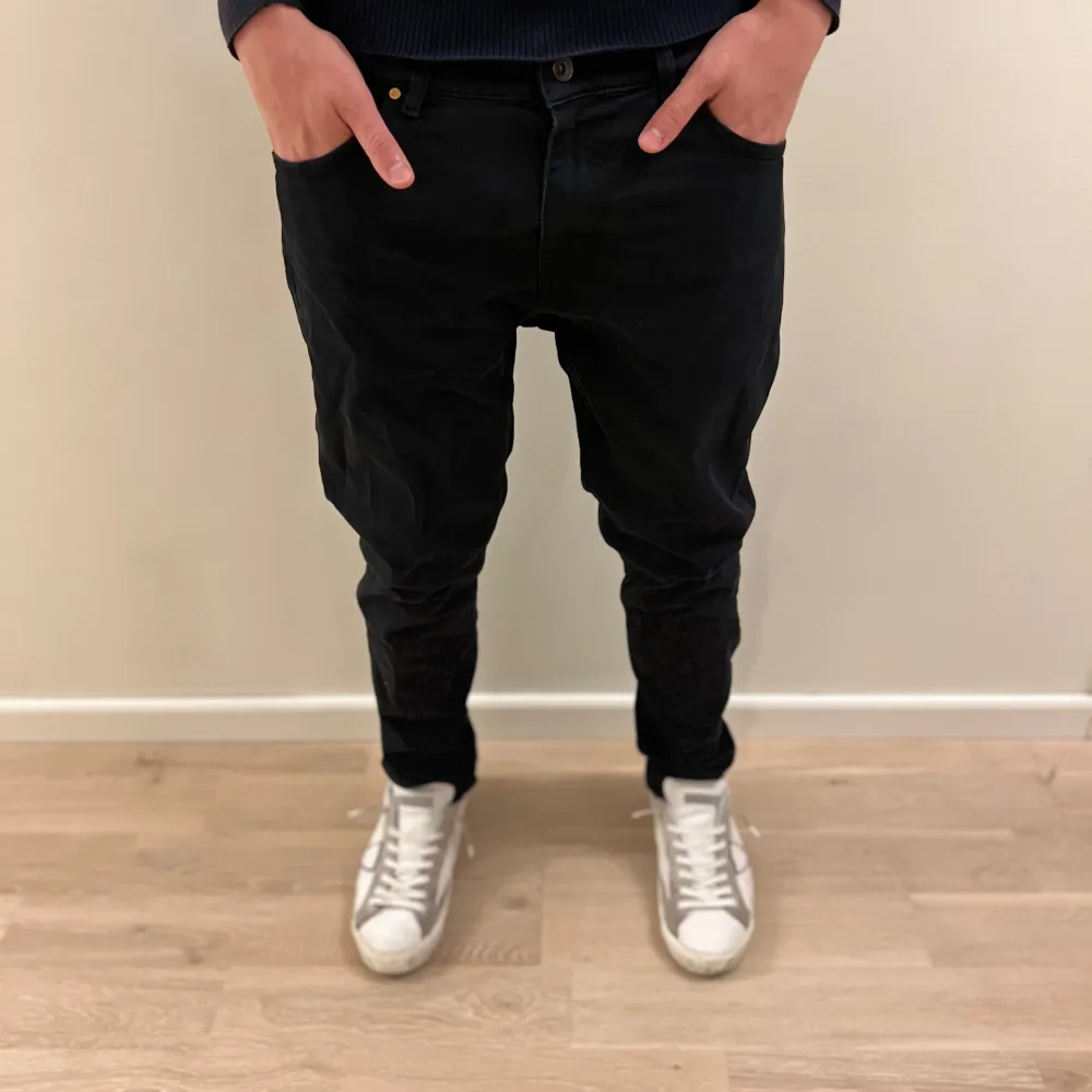 Säljer nu dessa svarta TOS jeans. Dem är i otroligt bra skick och knappt använda! Storlek 31/32. Pris kan diskuteras vid snabb affär och som vanligt, skriv om ni har fler frågor!🙏. Jeans & Byxor.