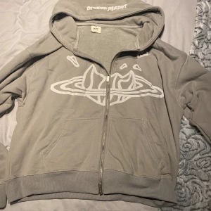 BROKEN PLANET HOODIE - Tja, säljer nu en utav mina favorit tröjor då jag tyvärr växt ut den. Tröjan har storlek L men passar även M. Modellen på bilden är 189CM. Priset går att diskuteras vid snabb affär. Har ni några frågor är det bara att höra av sig☺️ MVH Albin!   Rökfritt hem✅