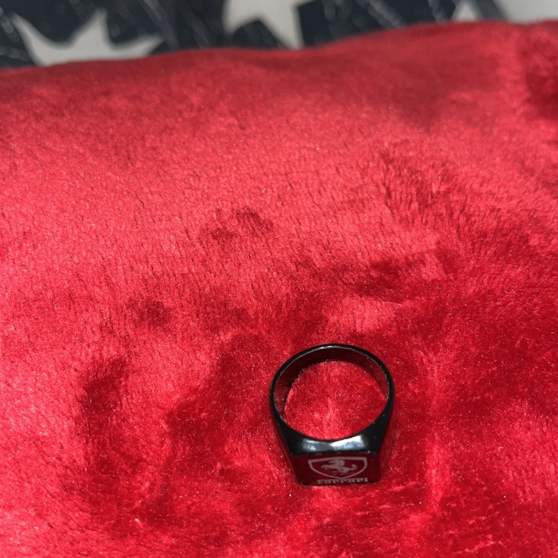 Svart ring med Ferrari-logga - 91