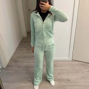 Mintgrönt Juicy Couture set  - Säljer en supermjuk och skönt mintgrönt set i velour. Den har en dragkedja framtill och en praktisk huva. Passar perfekt till höst och vår! Färgen heter greyed java. Setet är del ray pant. Byxorna är skräddarsydda för mig och jag är 155cm