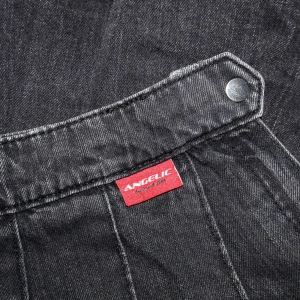 Svart denim-kjol - Säljer en snygg svart kjol från Angelic/H&M. Den är i jeansmaterial och har en cool knappdetalj i midjan. Perfekt för både vardag och fest! 🖤