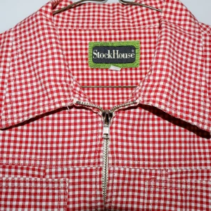 Röd och vit rutig kortärmad skjorta från StockHouse - Säljer en superfin röd och vit rutig skjorta från StockHouse. Den har en dragkedja framtill och korta ärmar, perfekt för vår och sommar. Skjortan är i bra skick och har en cool retrovibe. Passar perfekt till jeans eller kjol för en avslappnad look!