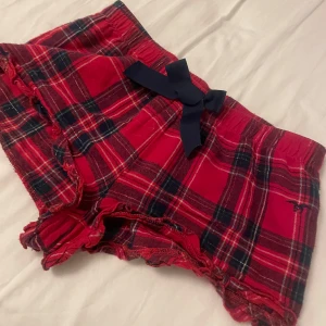 Röda pjamas shorts - Säljer då de inte kommer till användning, de är använda några gånger men inget som syns tydligt utan dem är i bra skick.💞pris kan diskuteras, skriv om ni har frågor eller är intresserade❤️