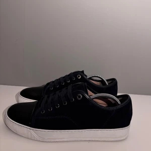 Lanvins - Säljer ett par mörkblåa lanvins i storlek UK8 (EU42), cond 9/10 mockan i sjukt bra skick! Tillkommer endast skor!