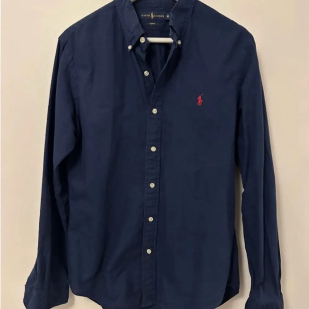 Säljer en stilren skjorta från Ralph lauren i slim fit, skjortan är i 8/10. Dm för ytterligare info. Skjortor.