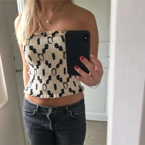 Bandeautopp - Bandeautopp från hm. Har kanske använt den 1-3 gånger och skulle säga att den är relativt ny. Storlek M men lite liten i storleken så skulle säga att den är S ungefär.