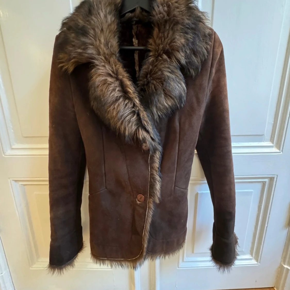 Brun mockajacka med pälsdetaljer från Amorees Stockholm - 90