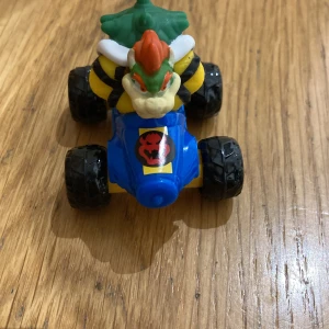 Blå leksaksbil med Bowser-figur - Limted bowser-figur                    Ass fett bil 🚘 