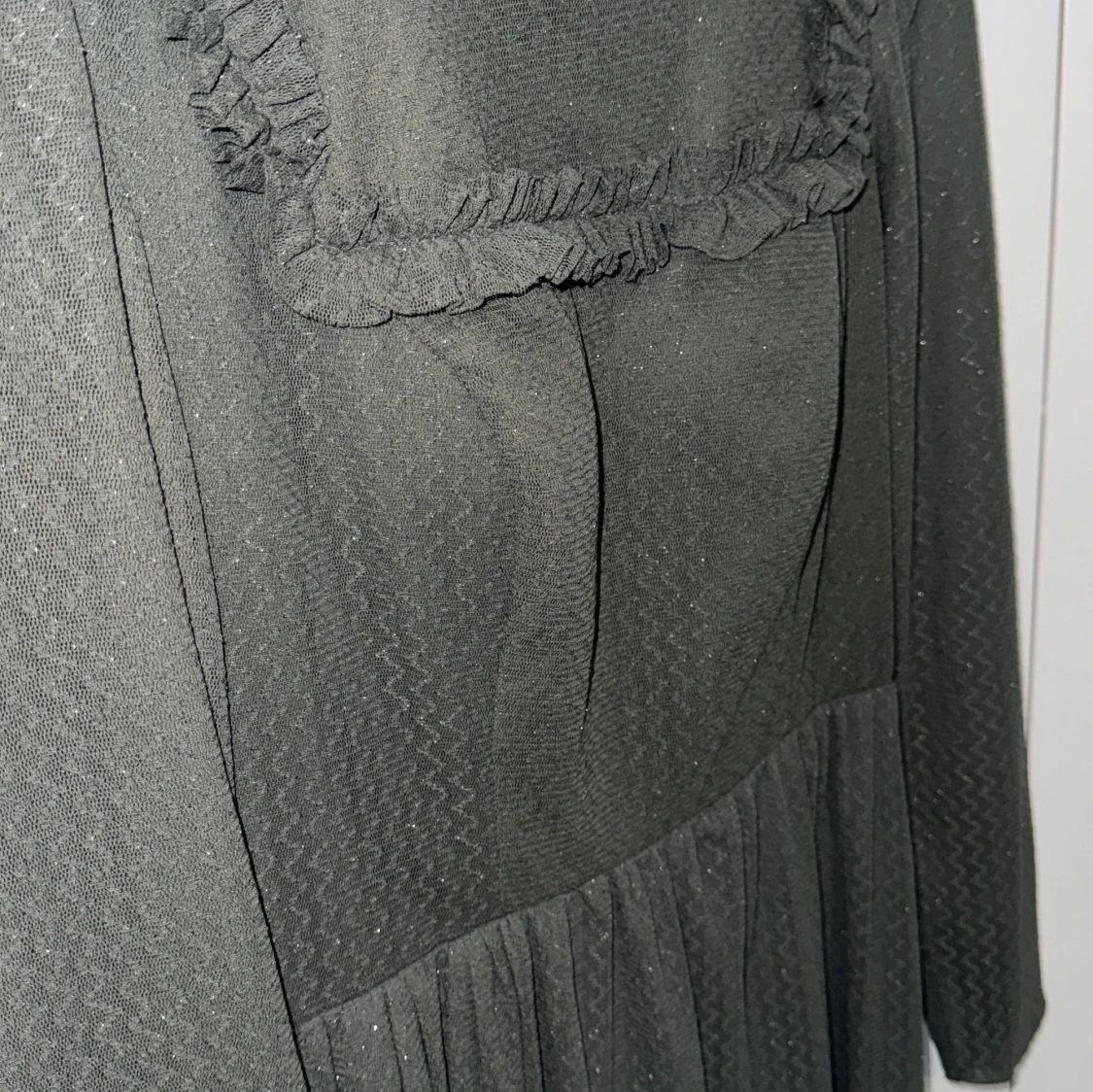 Mörkgrön långklänning med volangdetaljer - 91