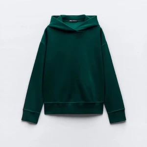 Grön hoodie från Zara - Säljer en snygg och bekväm grön hoodie från Zara. Perfekt för både höst och vinter med sin mjuka och varma känsla. Den har långa ärmar och en klassisk huva. Hoodien är använd endast 1 gång och i ny skick.