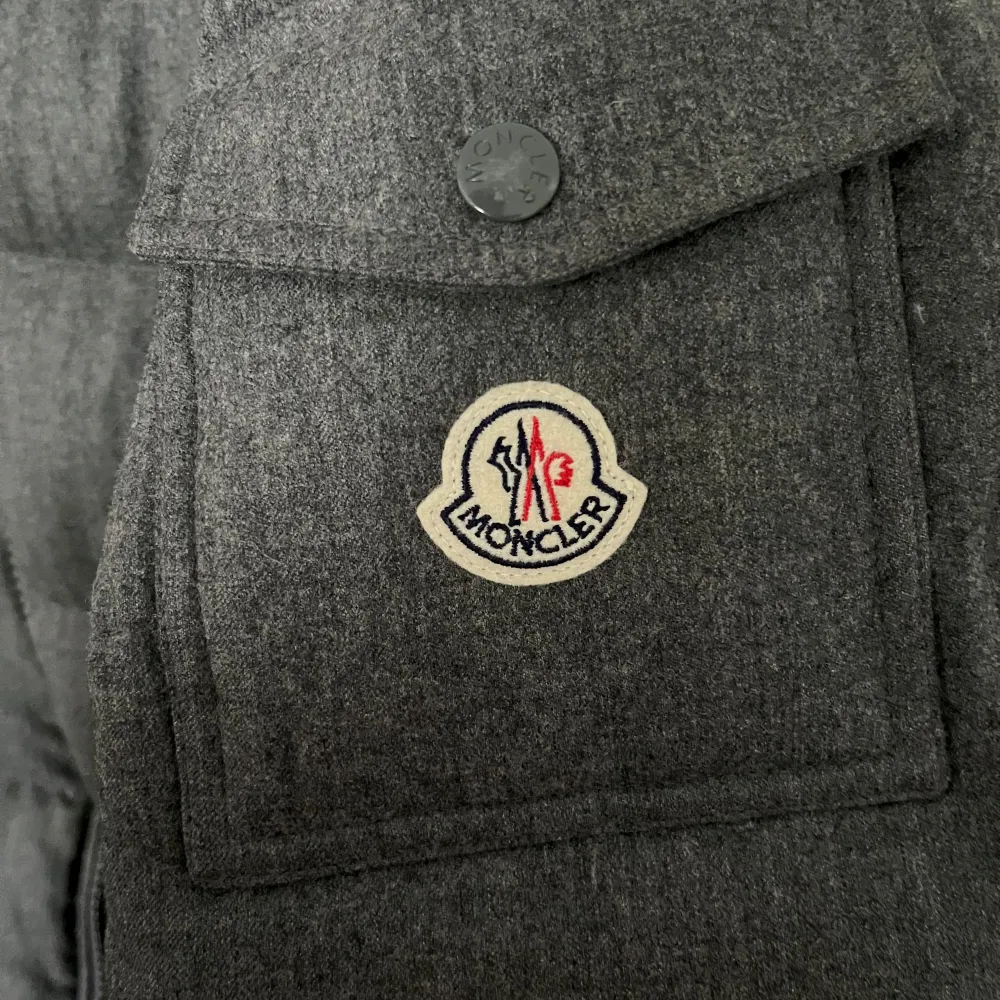 Moncler Montgenevre i färgen grå som nu har slutat säljas. Väldigt fint skick. Storlek 4, passar L/M. Nypris ligger på 22 790kr. Jackor.