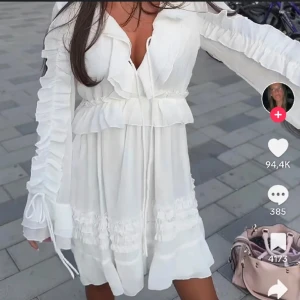 Vit klänning  - Vit klänning från boho, likadan som hedvig sjödin har på första bilden.