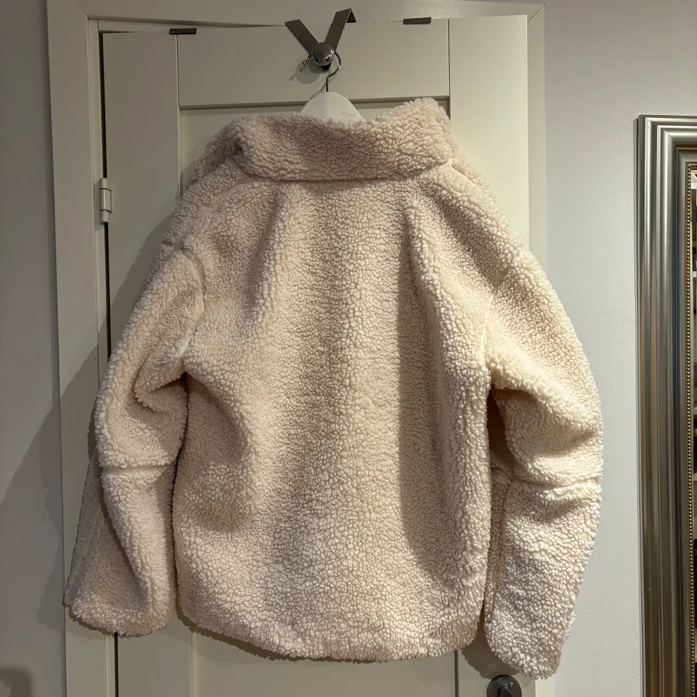 Populär Teddy jacka från hm i beige/ vit. Så fin och mysig och perfekt nu i höst. Xs men passar S. Jackor.