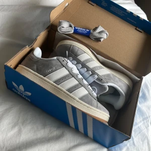 Adidas campus 00   - Adidas campus grå storlek 39,5 passar 39! Helt ny tyvärr kommer inte till användning 