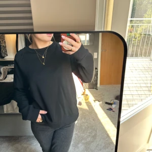 Sweatshirt H&M - Svart sweatshirt från H&M, använd fåtal gånger, fint skick. Storlek XS. Hör av er för frågor!!!