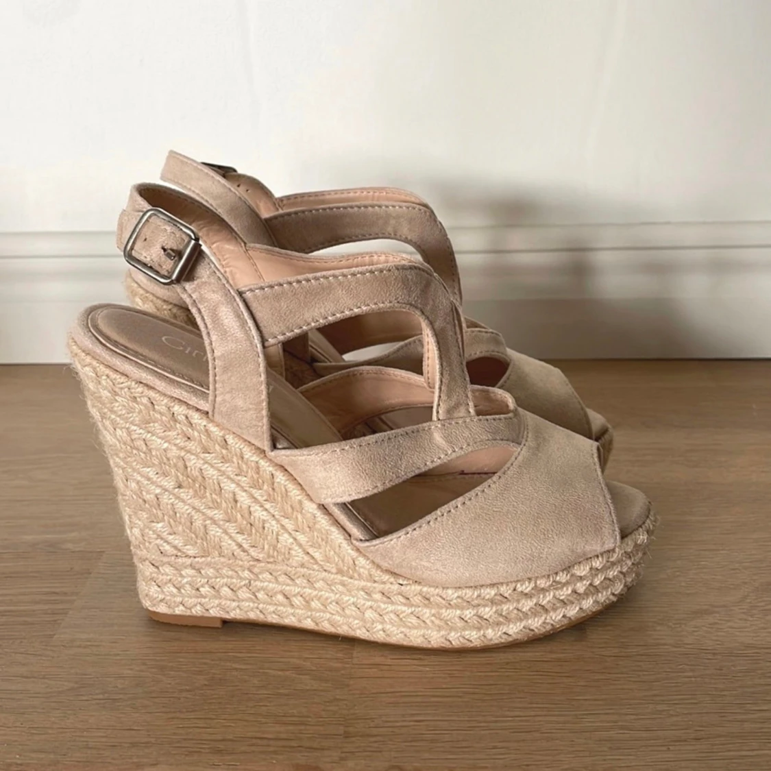 Beige kilklackssandaler med flätad sula