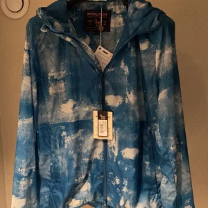 Woolrich windbreaker  - Oanvänd blå Woolrich windbreaker i storlek XL/L ✅  Passar även M ✅  Pris kan diskuteras vid snabb affär  och kan skicka fler bilder vid behov✅